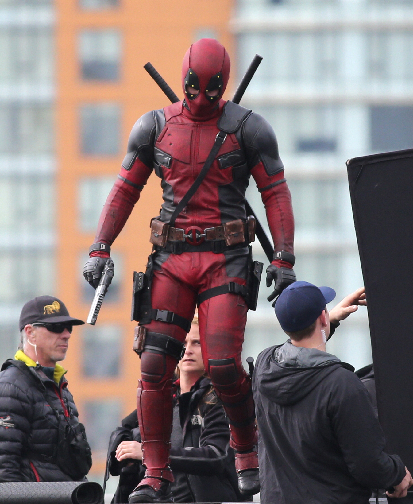 Deadpool kostümüyle poz veriyor